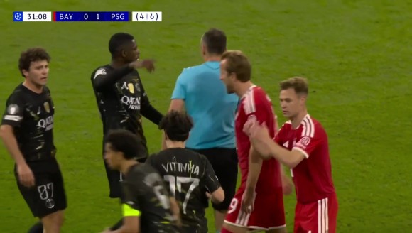 引发巨大争议！大巴黎半场两次手球，主裁判都没有判罚犯规！